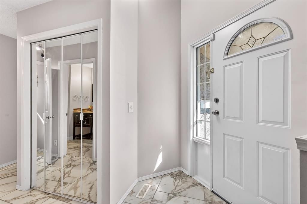 29 Sundown Way SE, Calgary — photo 4 of 41