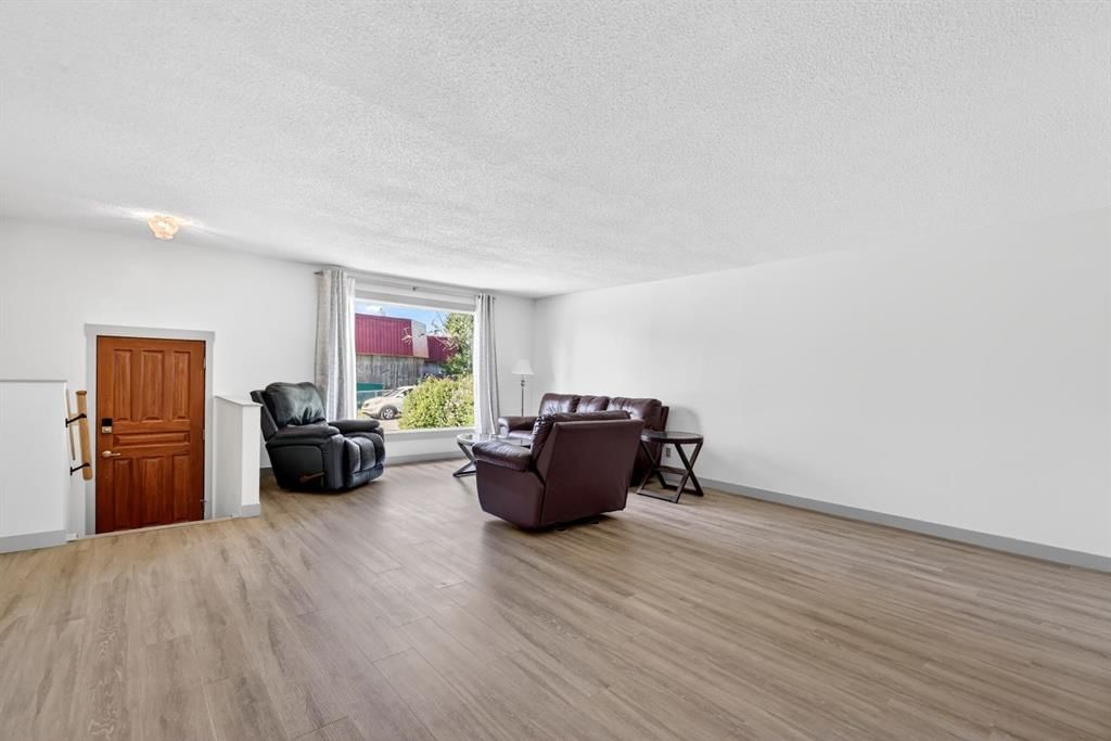 912 Stonehaven Road SW, Calgary — photo 4 of 33