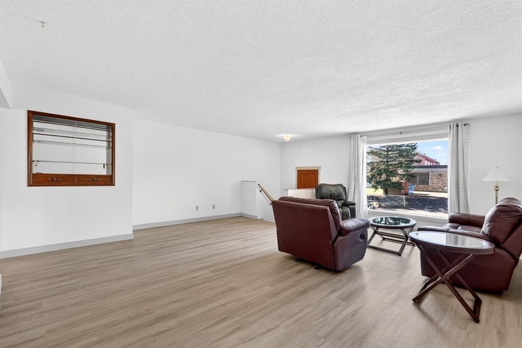 912 Stonehaven Road SW, Calgary — photo 5 of 33