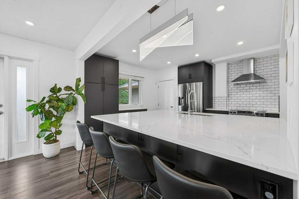 2203 9 Avenue NW, Calgary — photo 3 of 45