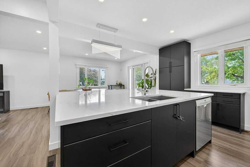 2203 9 Avenue NW, Calgary — photo 4 of 45