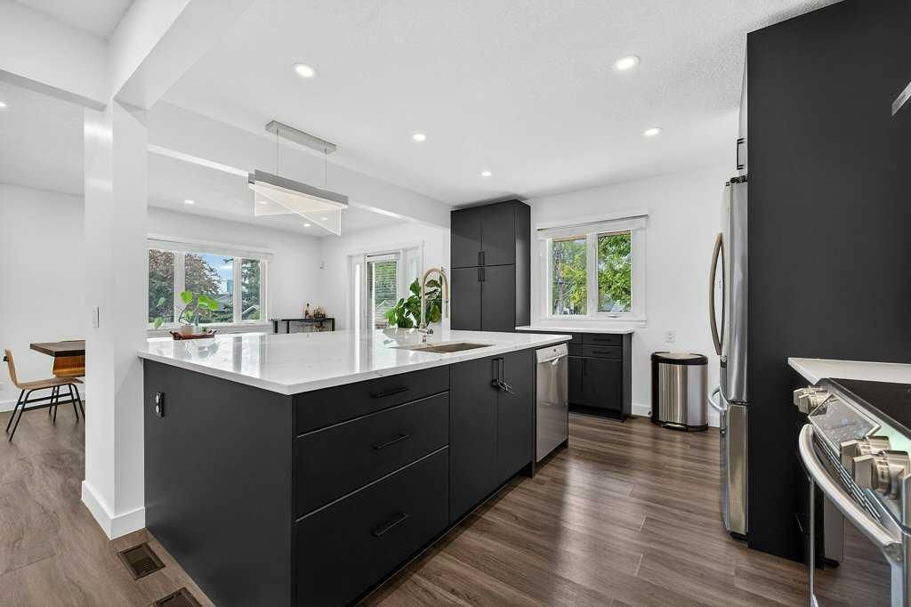 2203 9 Avenue NW, Calgary — photo 5 of 45