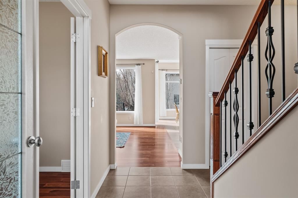 430 Discovery Ridge Boulevard SW, Calgary — photo 3 of 36