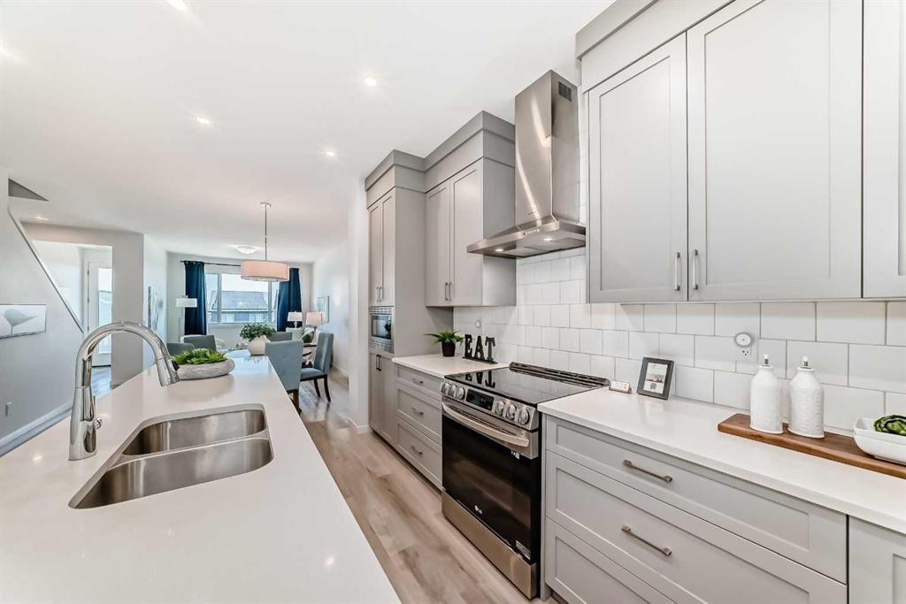 238 Aquila Drive NW, Calgary — photo 4 of 48