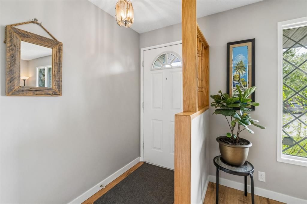 47 Cedargrove Way SW, Calgary — photo 3 of 32
