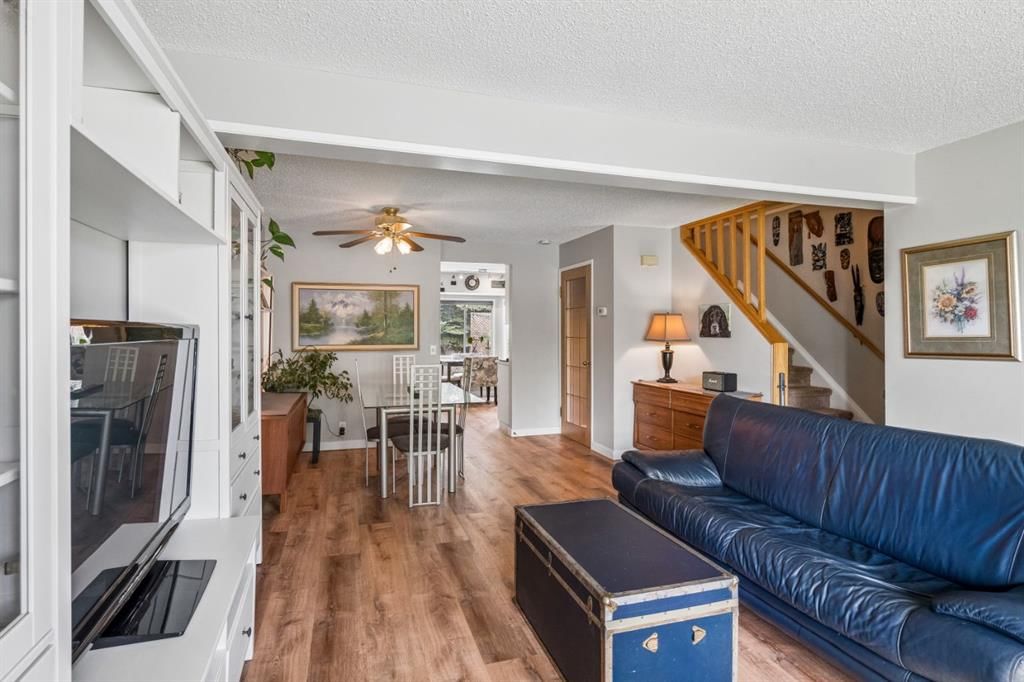 47 Cedargrove Way SW, Calgary — photo 5 of 32