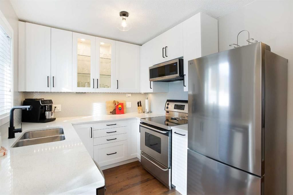 10 Deerfield Green SE, Calgary — photo 3 of 45