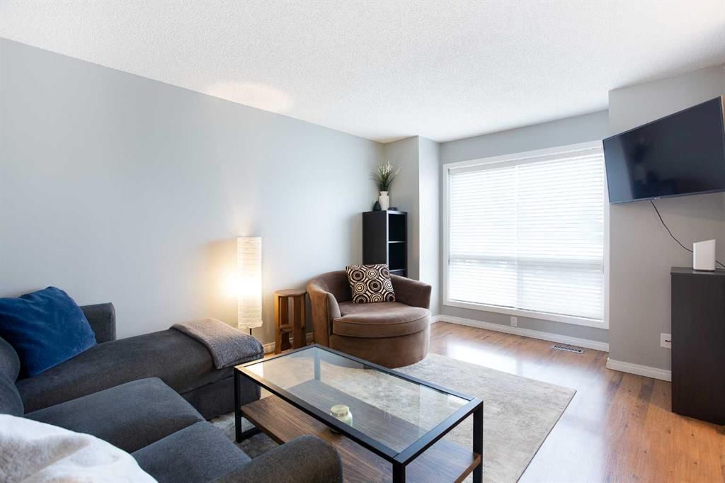 10 Deerfield Green SE, Calgary — photo 4 of 45