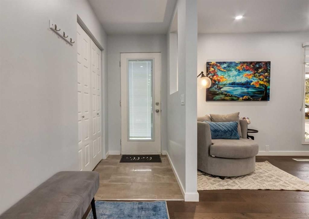 927 124 Avenue SW, Calgary — photo 3 of 36