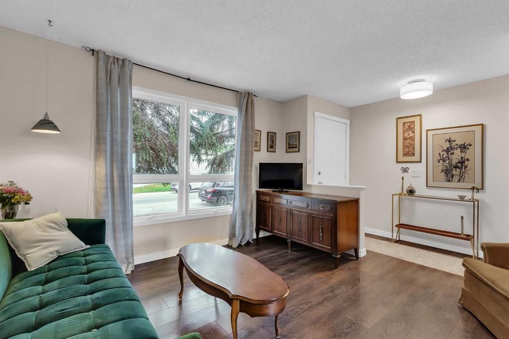 54 Bermondsey Road NW, Calgary — photo 4 of 30
