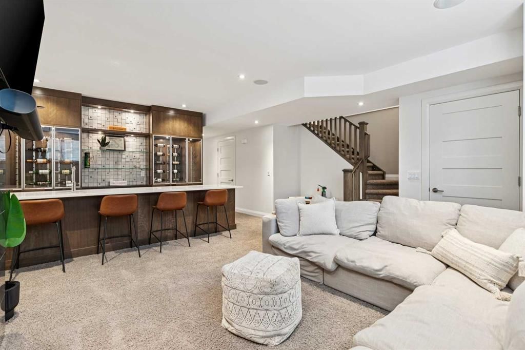 2707 1 Avenue NW, Calgary — photo 4 of 47
