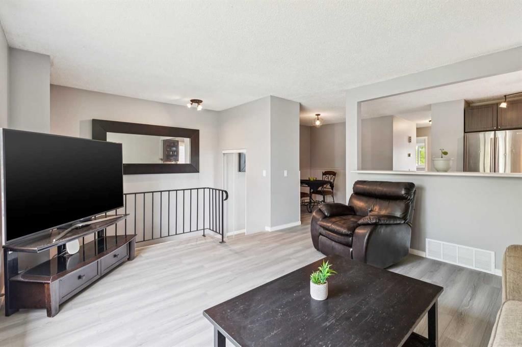 7828 20A Street SE, Calgary — photo 5 of 25