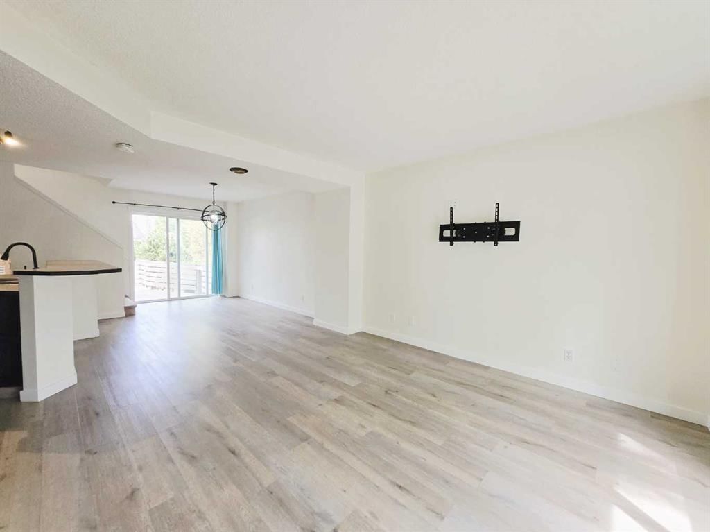 210 Prestwick Circle SE, Calgary — photo 3 of 32