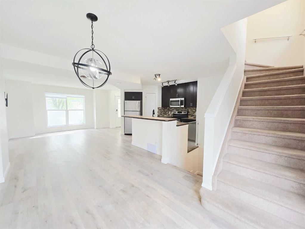 210 Prestwick Circle SE, Calgary — photo 5 of 32