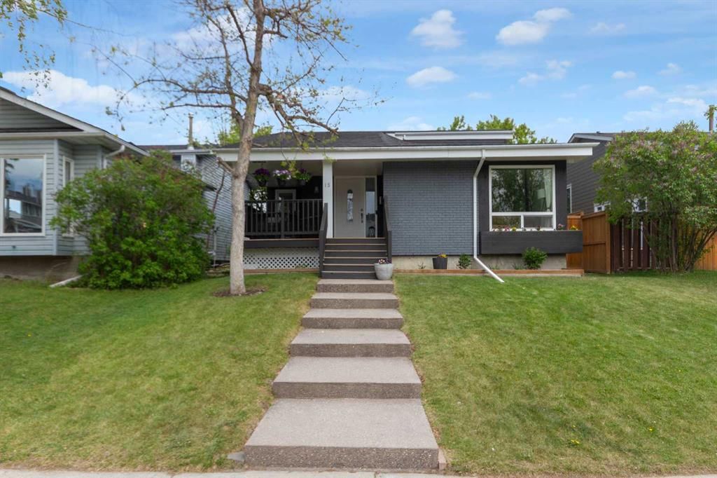 15 Woodglen Road SW, Calgary — photo 2 of 33