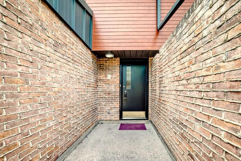 9 Brae Glen Court SW, Calgary — photo 2 of 35