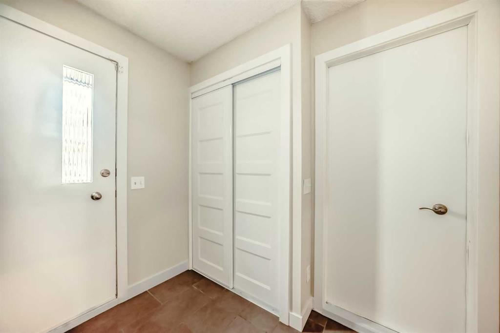 9 Brae Glen Court SW, Calgary — photo 3 of 35