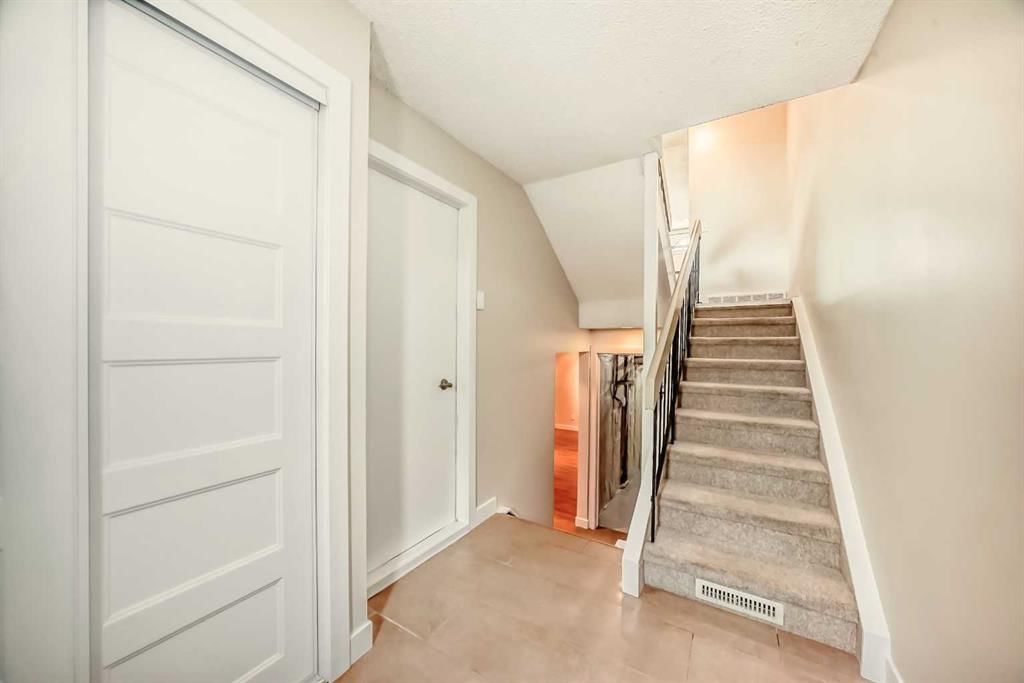9 Brae Glen Court SW, Calgary — photo 4 of 35