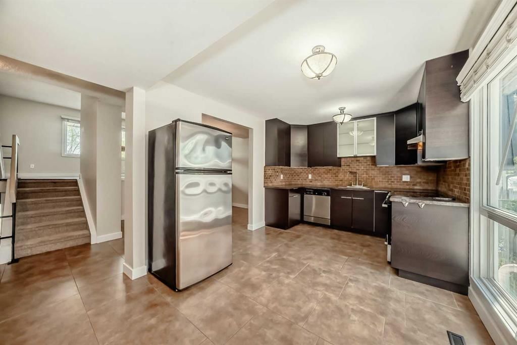 9 Brae Glen Court SW, Calgary — photo 5 of 35