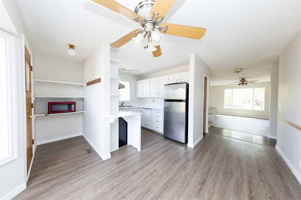 1132 Berkley Drive NW, Calgary — photo 3 of 48
