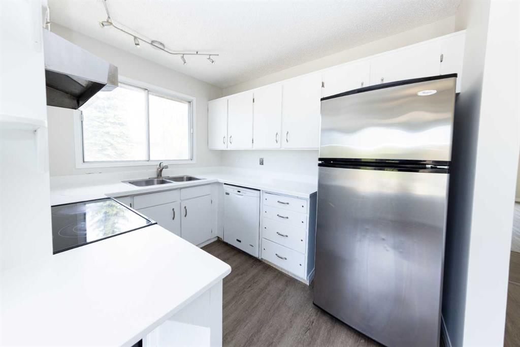 1132 Berkley Drive NW, Calgary — photo 4 of 48