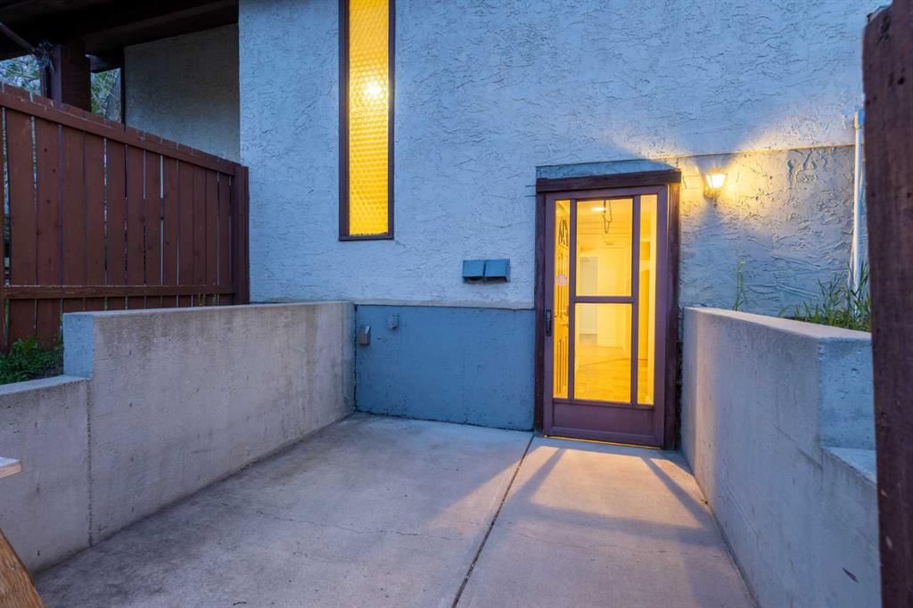 1132 Berkley Drive NW, Calgary — photo 5 of 48