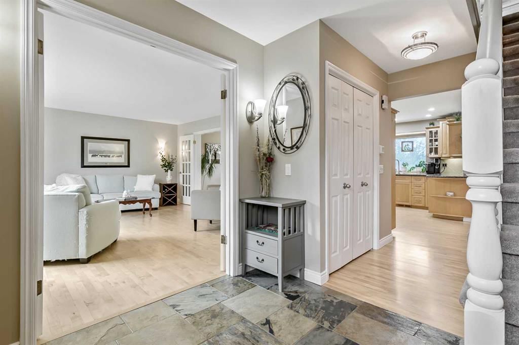 39 Canova Close SW, Calgary — photo 3 of 33