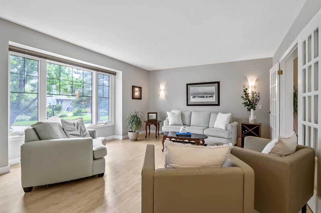 39 Canova Close SW, Calgary — photo 4 of 33