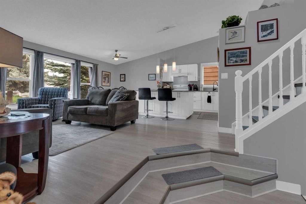 67 Deersaxon Circle SE, Calgary — photo 2 of 38