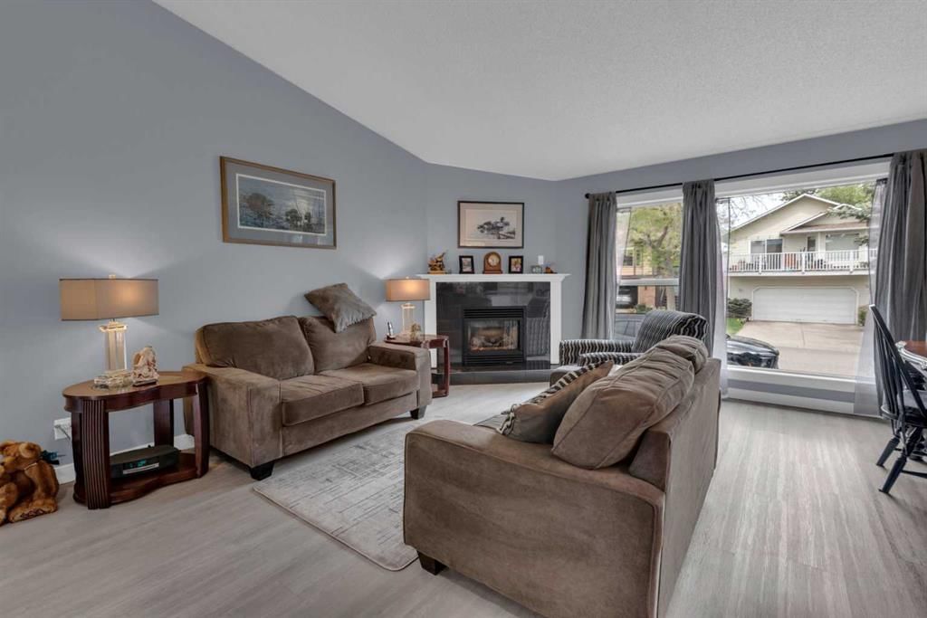 67 Deersaxon Circle SE, Calgary — photo 4 of 38