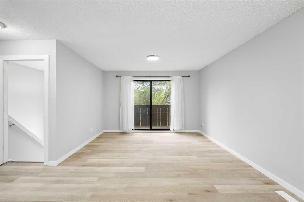 35 Bermuda Drive NW, Calgary — photo 3 of 36
