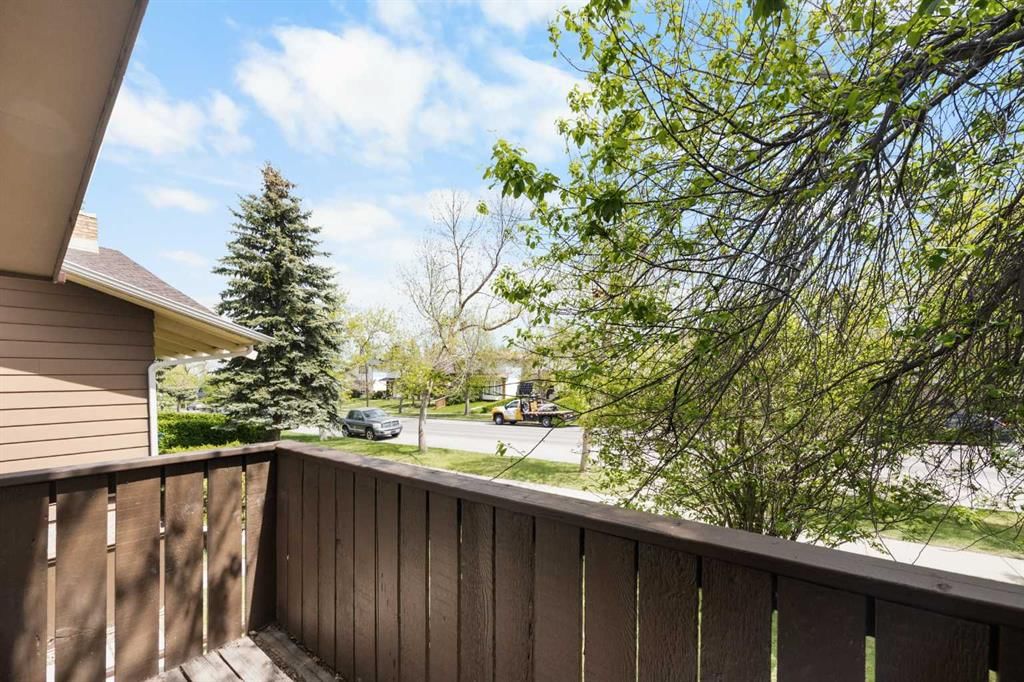 35 Bermuda Drive NW, Calgary — photo 4 of 36