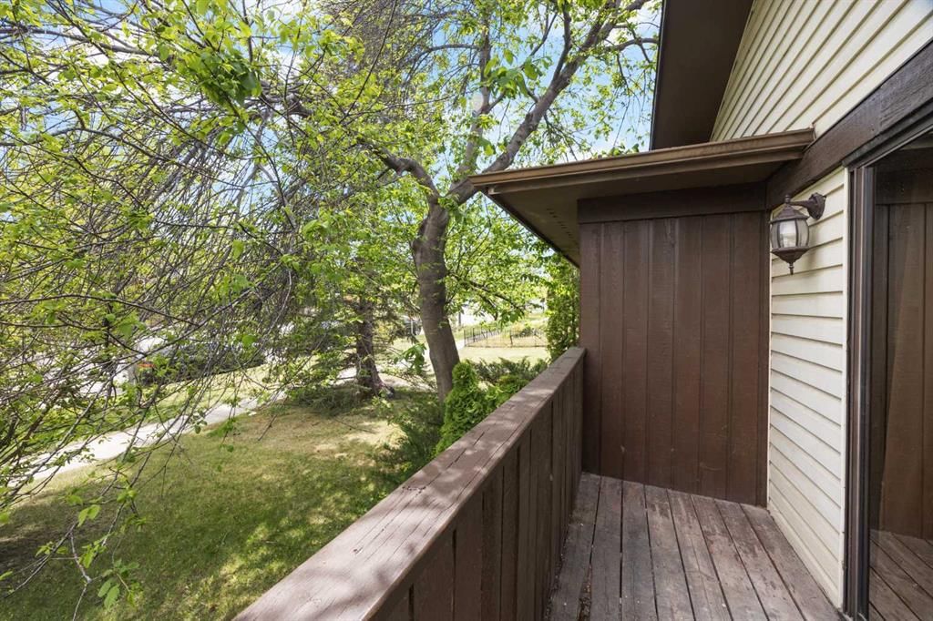 35 Bermuda Drive NW, Calgary — photo 5 of 36