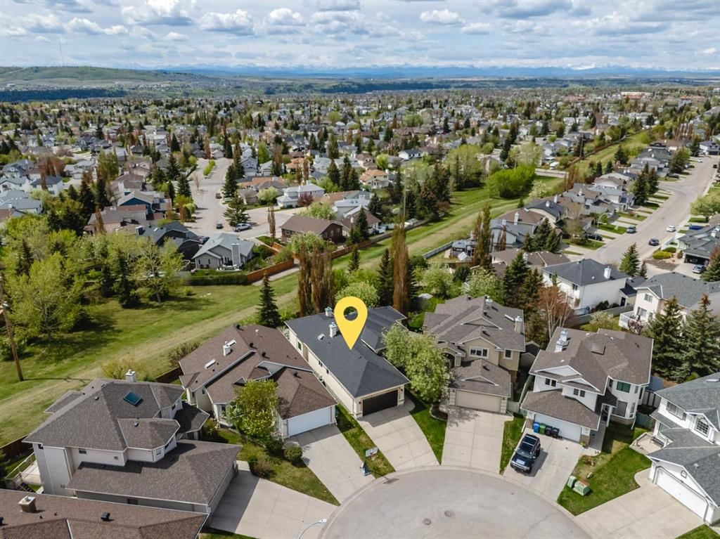 121 Scenic View Bay NW, Calgary — main listing photo
