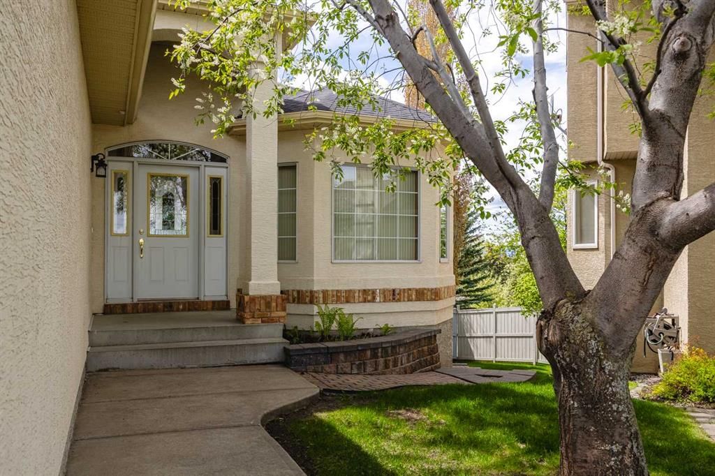 121 Scenic View Bay NW, Calgary — photo 3 of 50