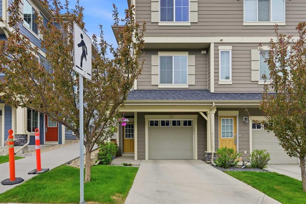 39 Kinlea Common NW, Calgary — photo 2 of 29