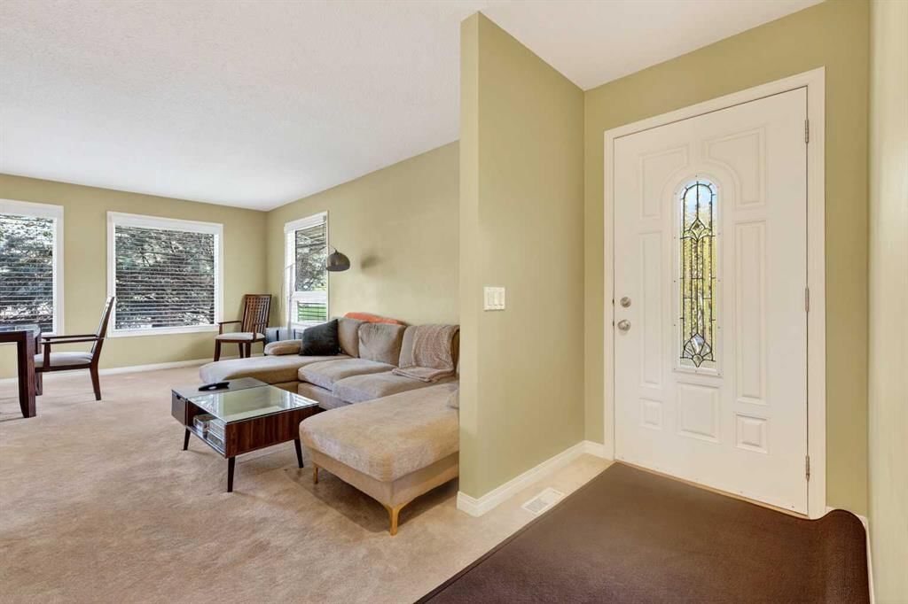 10540 Oakfield Drive SW, Calgary — photo 5 of 50