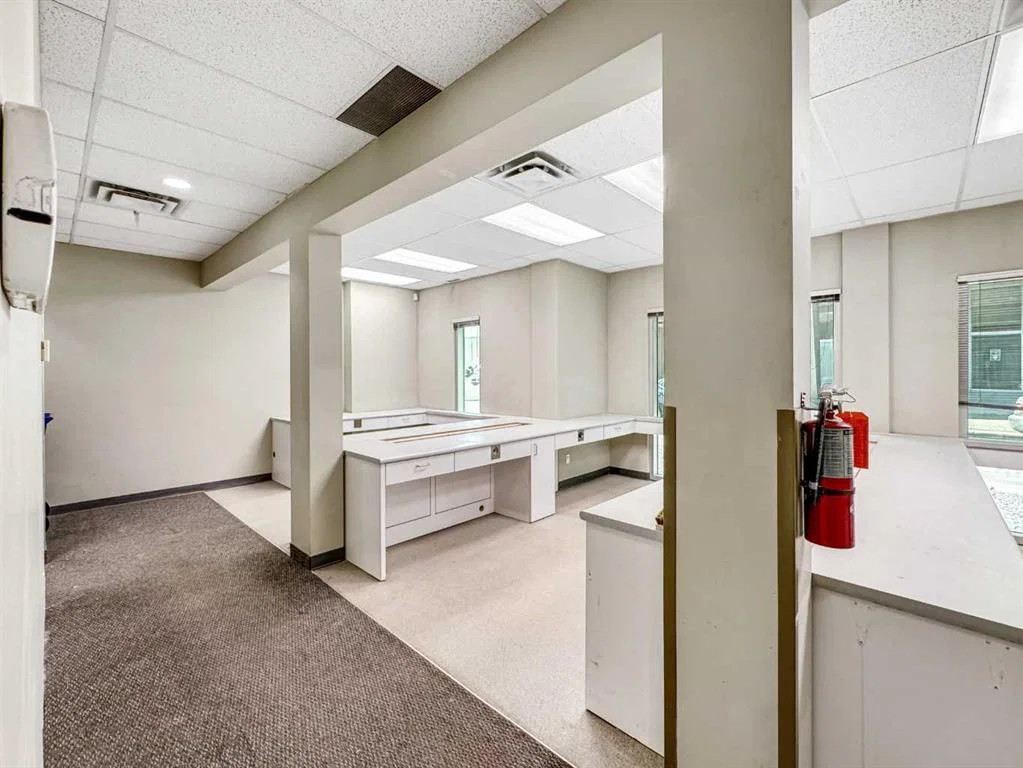 902 9th Avenue SW, Calgary — photo 3 of 6