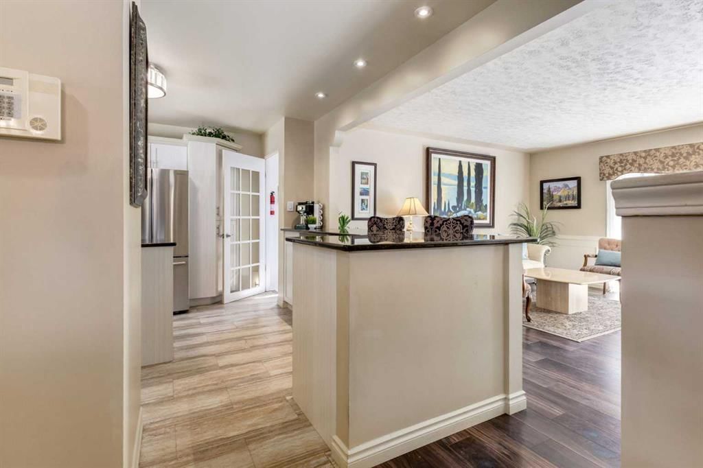 7203 5 Street SW, Calgary — photo 4 of 39