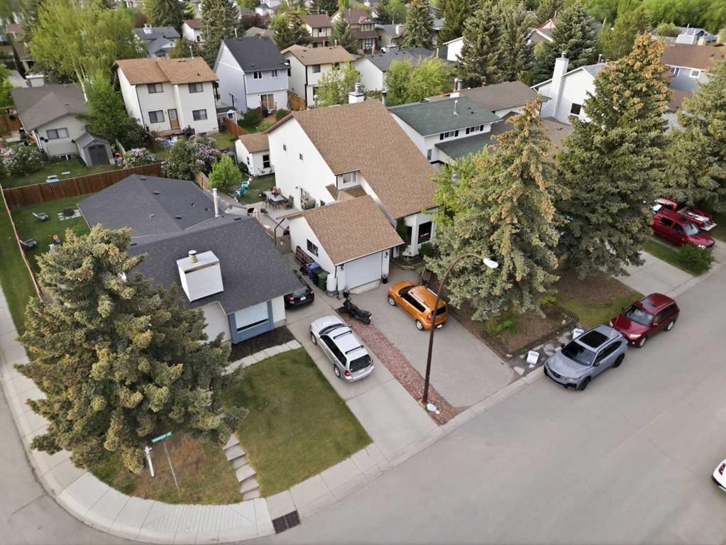 68 Woodview Court SW, Calgary — photo 3 of 50