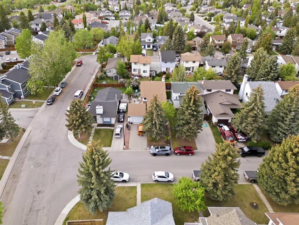 68 Woodview Court SW, Calgary — photo 4 of 50
