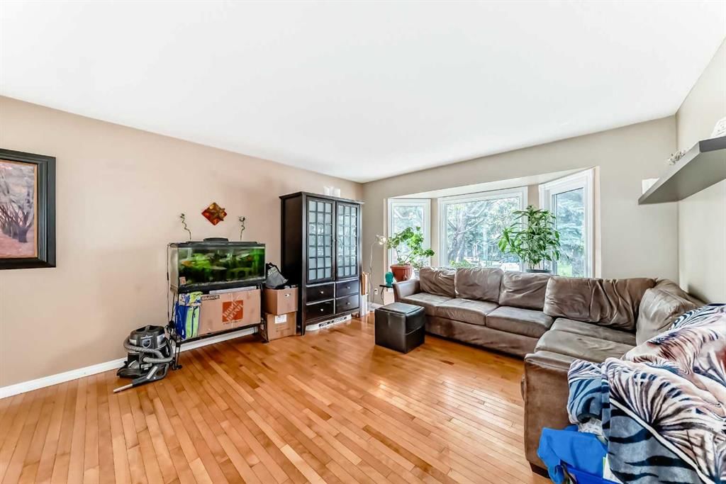 68 Woodview Court SW, Calgary — photo 5 of 50