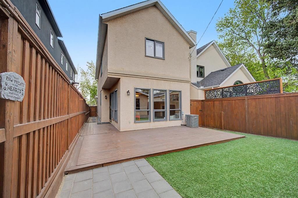 1206 19 Avenue NW, Calgary — photo 2 of 43