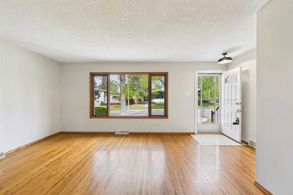 3840 Brooklyn Crescent NW, Calgary — photo 5 of 35