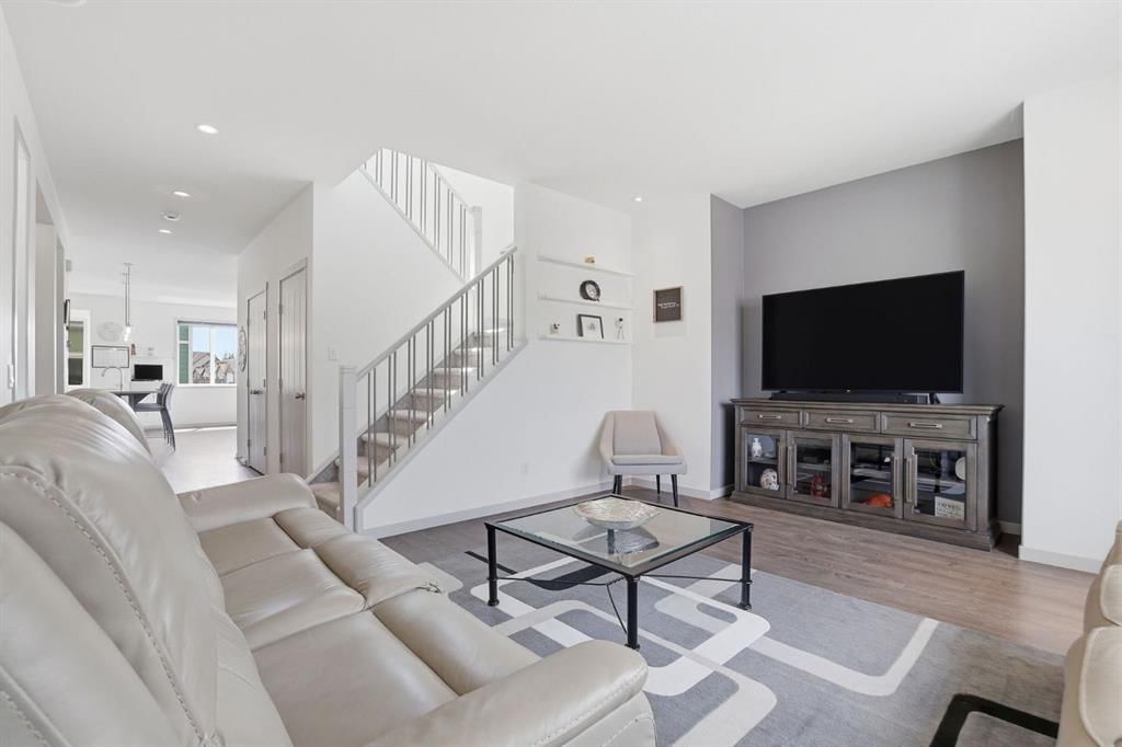 341 Marquis Heights SE, Calgary — photo 5 of 44