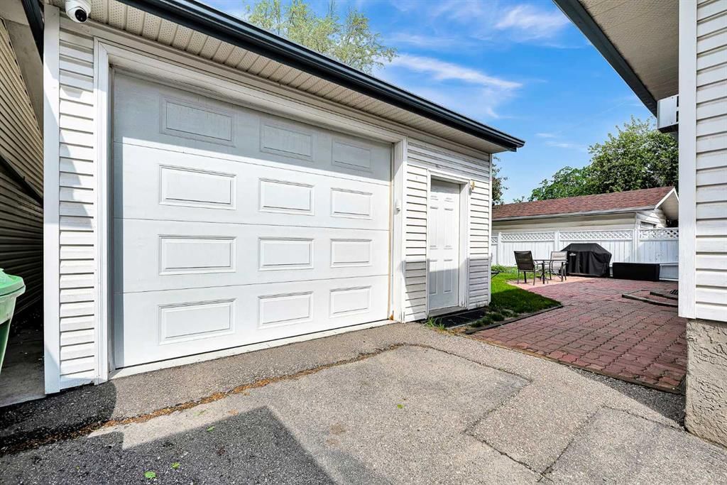 7127 18 Street SE, Calgary — photo 3 of 44