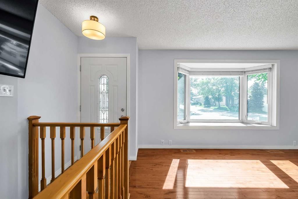 7127 18 Street SE, Calgary — photo 4 of 44