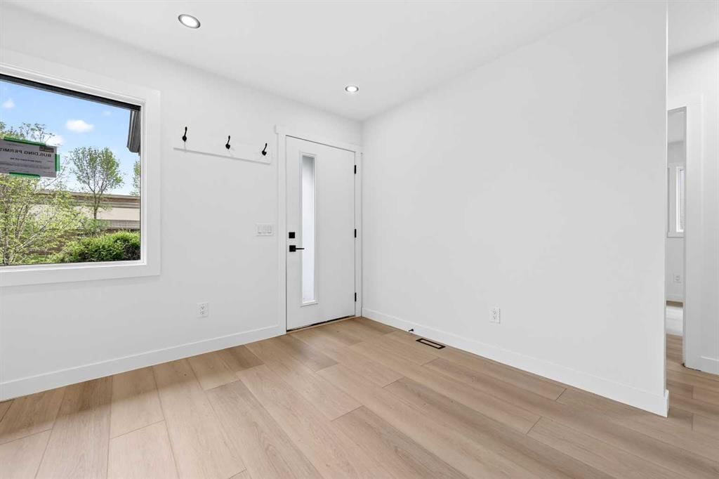 5423 Madigan Drive NE, Calgary — photo 3 of 32