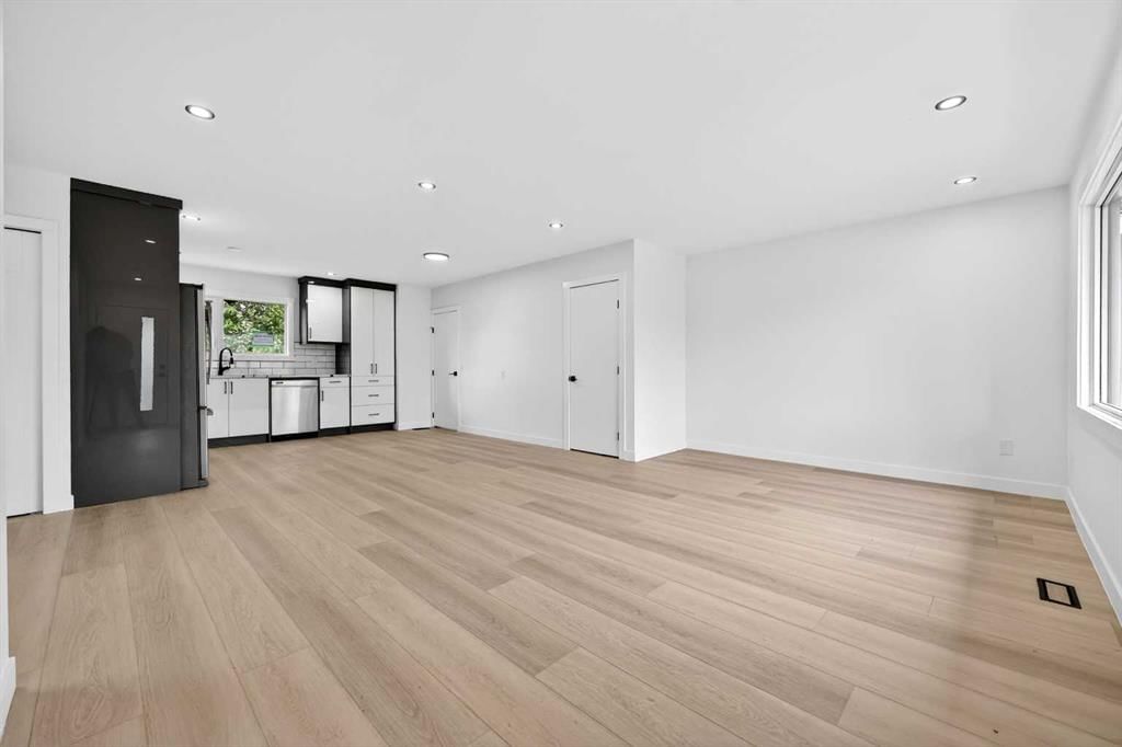 5423 Madigan Drive NE, Calgary — photo 4 of 32