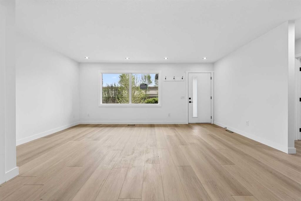 5423 Madigan Drive NE, Calgary — photo 5 of 32